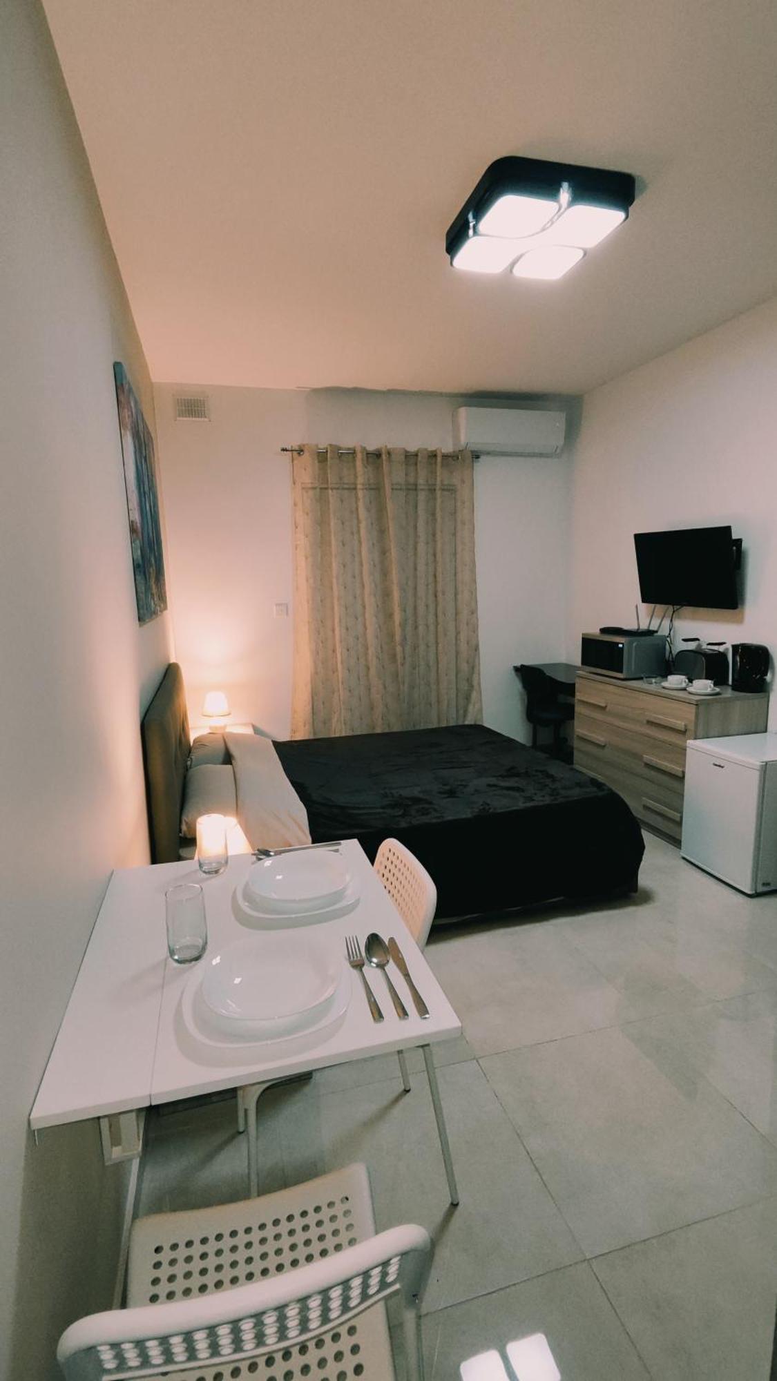 Fairwinds - Double Room With Ensuite - Luqa Airport - Self Check In & Out Available Exteriör bild